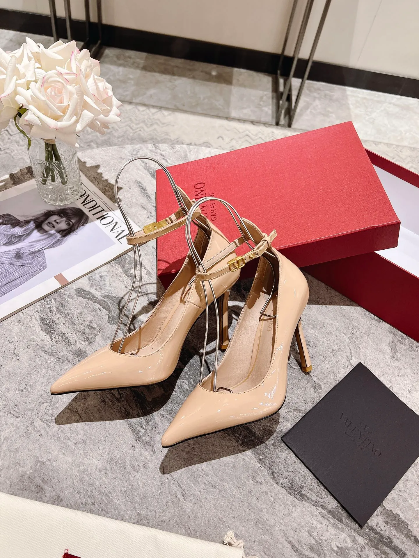 👟👟Ex-factory price 440👟👟 Genuine leather sole +40 Top version 𝑉𝐴𝐿𝐸𝑁𝑇𝐼𝑁𝑂 Valentino new spring and summer women's 6⃣️color patent leather shoes. Unique (small V-label buckle) hardware brings out a full sense of high-end, and the new season will live up to expectations! Worth buying ★ Qipi is absolutely high-grade ❥Original method, absolutely sensual ❥Elegant style, creating a different feeling, simple and elegant style!  Code number: 35-41 (34-42 customized) Fabric: Imported patent leather Lining: Sheepskin lining Heel height: 7cm-10cm2⃣️Various heel height options Leather outsole Rubber outsole